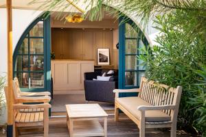 a living room with two chairs and a couch at Villa du Pyla in Pyla-sur-Mer