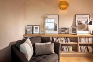 a living room with a couch and a book shelf at Villa du Pyla in Pyla-sur-Mer