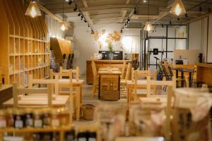 una habitación con mesas y sillas en una tienda en Cobaco Work&Camp, en Sayo