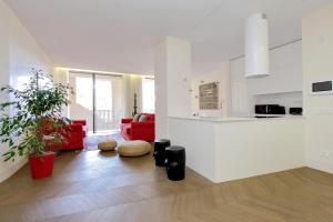 a living room with a red couch and a kitchen at Luxury Domus Apartment 2 in Rome