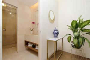 Vannas istaba naktsmītnē Luxury Domus Apartment 2