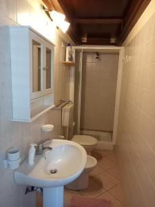 A bathroom at Casa Sole e Mare indipendente a Triscina