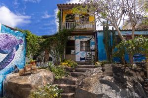 Una casa con una pintura en el costado. en Ideal y linda casita en San Cristóbal-Galápagos, en San Cristobal
