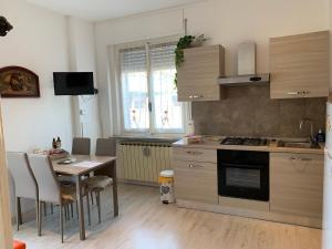 Η κουζίνα ή μικρή κουζίνα στο "L'Armonia" Apartment