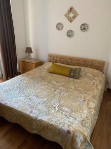 uma cama num quarto com pratos na parede em "L'Armonia" Apartment em Casale Monferrato