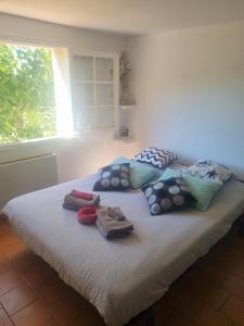 1 cama con toallas y ventana en MADE IN PROVENCE proche Cassis en Les Barles
