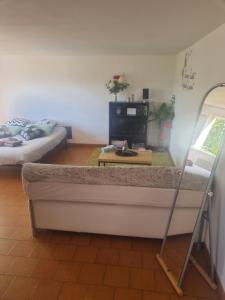 uma sala de estar com uma cama e uma mesa em MADE IN PROVENCE proche Cassis em Les Barles