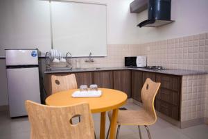 Dapur atau dapur kecil di Maati Spaces - Studio Apartments