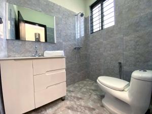 Bilik mandi di Maati Spaces - Studio Apartments