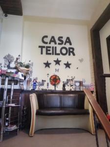 ピテシュティにあるCasa Teilorのベンチ付きの部屋