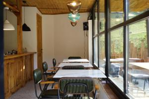 Reštaurácia alebo iné gastronomické zariadenie v ubytovaní Kazbegi cabins