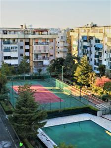 una pista de tenis en medio de una ciudad en P4T Luxus Family 3 bedroom with Pool, tennis court and sauna, en Brindisi