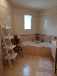baño con bañera y ventana en Au Doux Repos en Lucbardez-et-Bargues