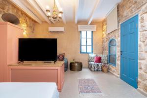 TV tai viihdekeskus majoituspaikassa Arabesque House