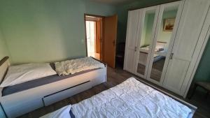 Dormitorio pequeño con cama y espejo en Ferienwohnung am Landschaftspark Duisburg-Nord, en Duisburg