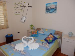 Łóżko lub łóżka w pokoju w obiekcie Apartments Medulin - Orijeta
