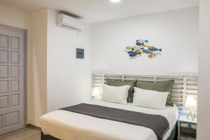 スキアトスタウンにあるAura Skiathosのベッドルーム(白いシーツを使用した大型ベッド1台付)