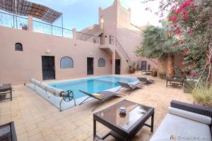 Guest House Bagdad Café内部或周边的泳池