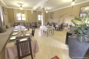 阿伊特本哈杜Guest House Bagdad Café的一间有桌椅的餐厅