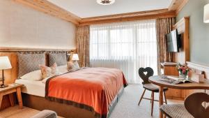 Rúm í herbergi á Superior Hotel Tirolerhof - Zell am See