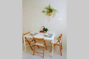 una sala da pranzo con tavolo e sedie bianchi di Apartamento en el centro de Mundaka EBI646 a Mundaka
