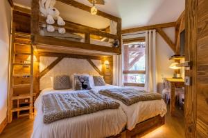 a bedroom with a large bed in a room at Arc 1950, ambiance chalet luxe 5/7pers dans résidence 5* skis aux pieds avec SPA in Arc 1950