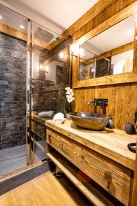 a bathroom with a vessel sink and a shower at Arc 1950, ambiance chalet luxe 5/7pers dans résidence 5* skis aux pieds avec SPA in Arc 1950