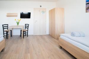 Zimmer mit einem Bett und einem Tisch mit Stühlen in der Unterkunft Apartmány Pokoj Zvolen in Zvolen