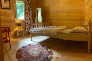 a bedroom with a bed in a log cabin at Nanus Ayder Bungalow and Breakfast in Çamlıhemşin