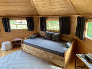 En eller flere senger på et rom på Aux Kotas Finland'Ain