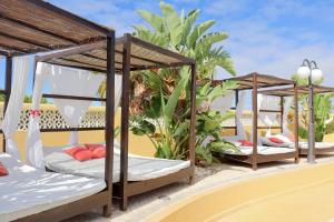 卡武埃魯的住宿－Quinta Nova Vale Del Rey，海滩上的两张床铺