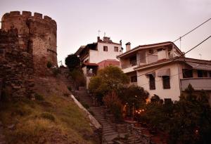 un grupo de casas en una colina con un castillo en Crossroads, en Tesalónica