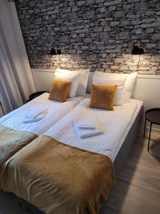 Кровать или кровати в номере Hotelli Salpakangas