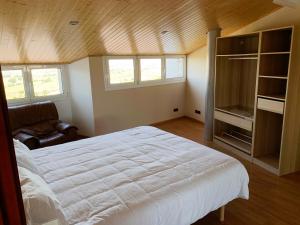 een slaapkamer met een bed, een bank en ramen bij Apartamento entero con vistas panorámicas in Avinyonet