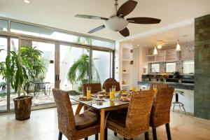 a dining room and kitchen with a table and chairs at Casa La Ceiba in Cancún