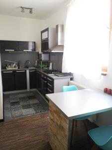 Kuchyňa alebo kuchynka v ubytovaní Útulný byt na Fončorde