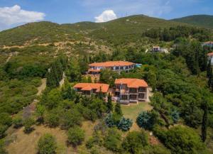 Vue aérienne d'une maison sur une colline dans l'établissement Roxani Country House Resort, à Maroneia