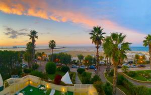 una vista aerea di un resort con palme di Nicotel Barletta a Barletta