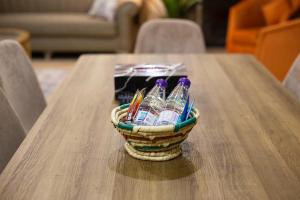 ターイフにあるVelvet Resortのテーブルの上に置かれたペンと鉛筆の入った入ったバスケット