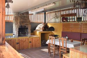 cocina con mesa y horno de pizza en La Casa del Colmao, en Ávila