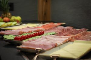 Ein Haufen Fleisch und Gemüse auf dem Tisch. in der Unterkunft Kb Hotel in Nersingen