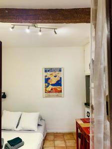 a small bedroom with a bed and a table at Studio des Carmes in Toulouse