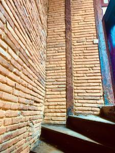 een stenen muur met trappen voor een deur bij Studio des Carmes in Toulouse