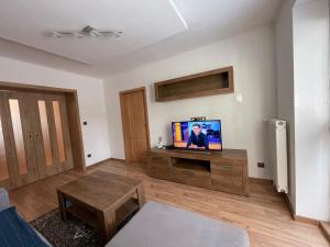 Televízia a/alebo spoločenská miestnosť v ubytovaní Apartmán Daxnerko - samostatný dvojpokojový byt
