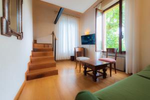 TV a/nebo společenská místnost v ubytování Villa Scacciapensieri Boutique Hotel