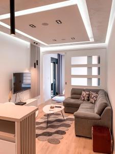 sala de estar con sofá y TV en Bar Exclusiv Soho city Residence en Bar