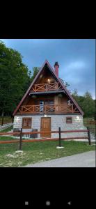 una grande casa con tetto di gambero in cima di Charming Mountain House Zabljak a Žabljak Altre 30 foto