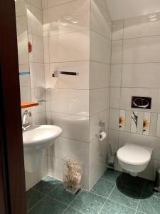 Łazienka z białą toaletą i umywalką w obiekcie Apartament Panorama Ustronia w Ustroniu