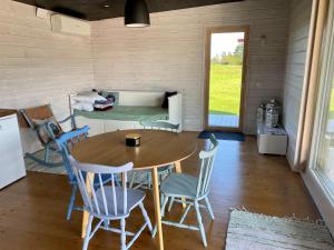 Posezení v ubytování Spithami Seaside Wooden Chalet + 37 fotografií