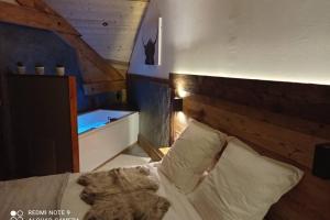 um quarto com uma cama e uma cabeceira em madeira em Superbe appartement, hypercentre au calme avec bain balnéo em Gérardmer